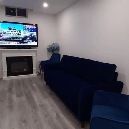 2 Bedrooms 2 Washrooms 2 Parking Spots Basement Apartment Newmarket Exteriör bild